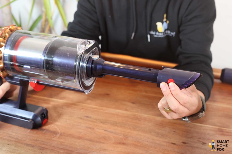 Dyson Gen 5 Detect: щелевая насадка в трубе пылесоса